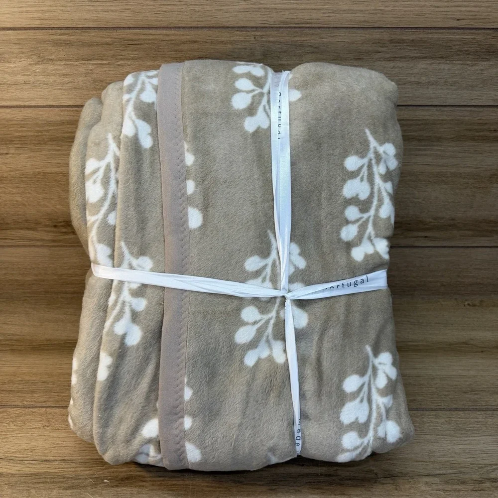 DOCOFIL Luxuriously Soft Queen Blanket Cotton Blend Portugal Tan Botanical Leaf